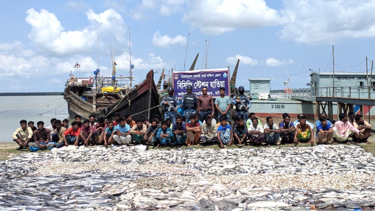 মেঘনায় নিষেধাজ্ঞা অমান্য করে মাছ ধরায় ৪৫ জেলে আটক