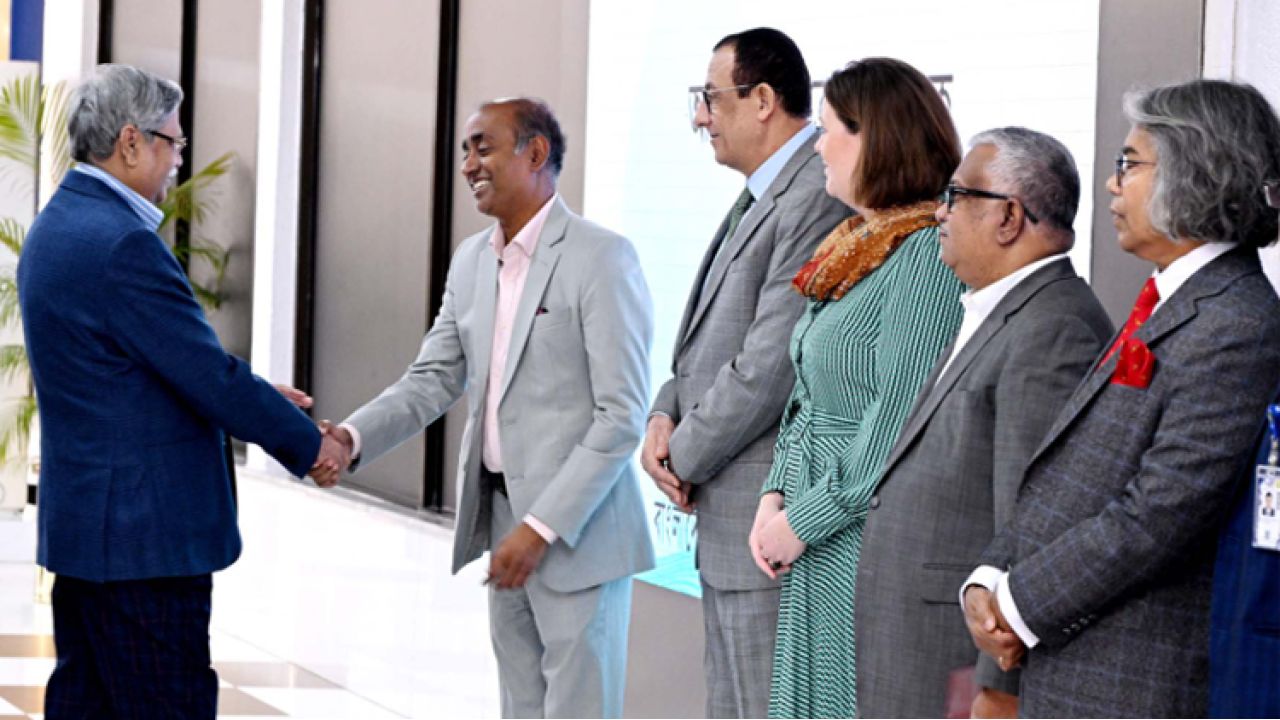 কাজে ফাঁকি দিয়ে ভিসি দপ্তরে ভিড়, যোগ দিয়েই কঠোর পদক্ষেপ জাবিপ্রবি উপাচার্যের