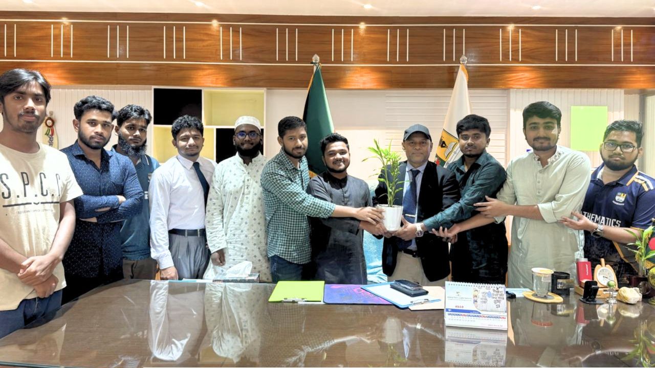 পরিবেশবান্ধব উপহারে নবনিযুক্ত উপাচার্যকে বরণ, গঠনমূলক সাংবাদিকতার আহ্বান