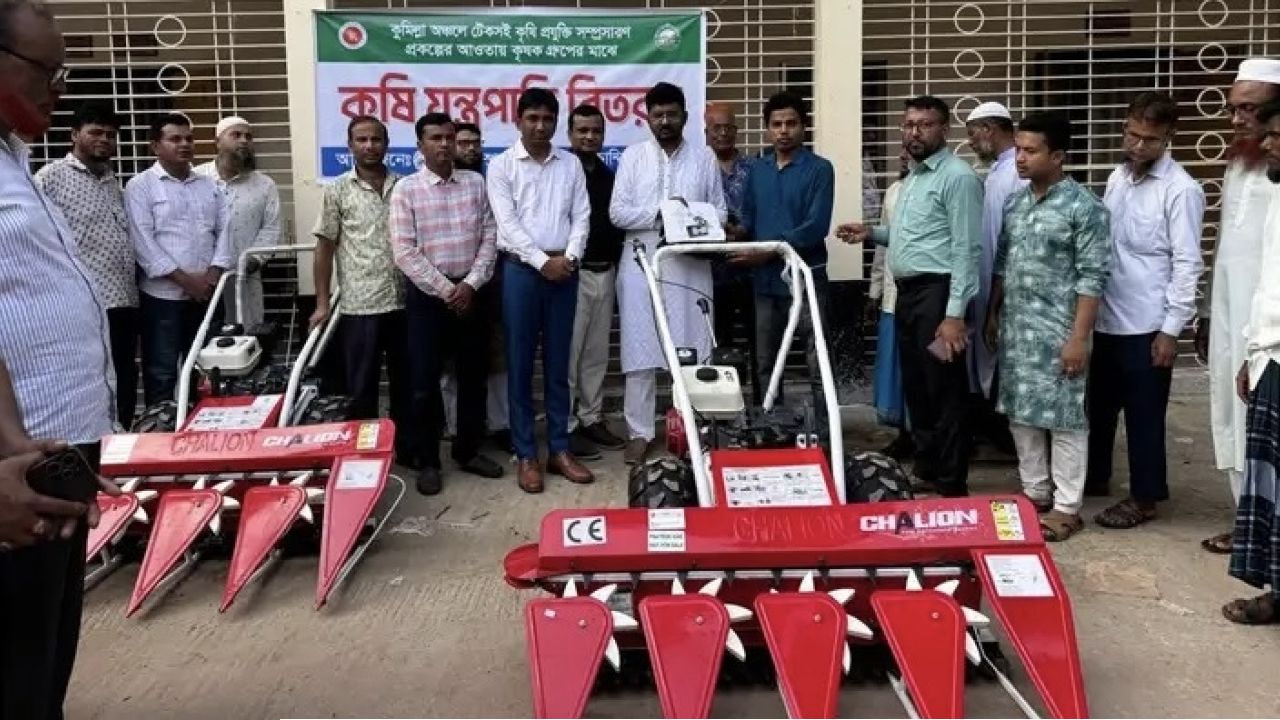চান্দিনায় কৃষকদের মাঝে কম্বাইন্ড রিপার মেশিন বিতরণ