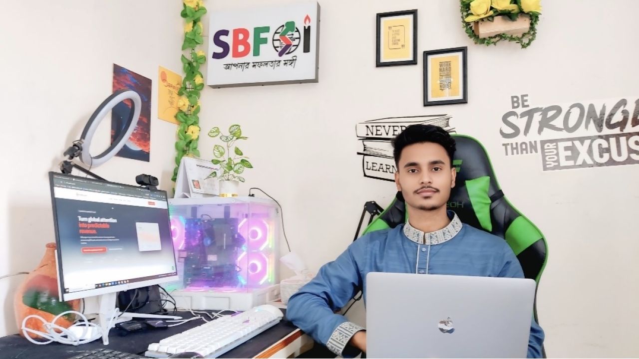 হাতে গ্রীস লেগে থাকা সেই ছেলেটিই আজ ডিজিটাল উদ্যোক্তা
