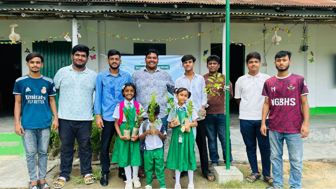 এসআরআই ফাউন্ডেশনের উদ্যোগে নাটোরে শিক্ষার্থীদের মাঝে গাছ উপহার
