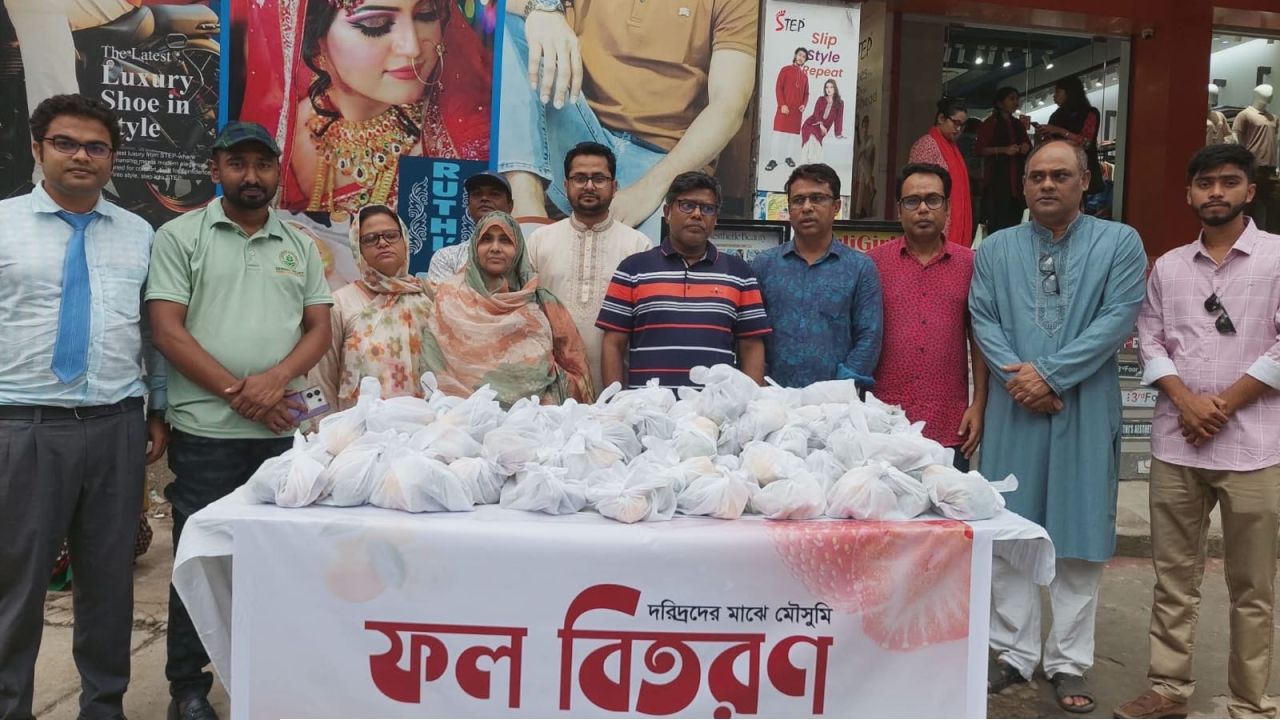 ময়মনসিংহে দরিদ্রদের মাঝে মৌসুমি ফল বিতরণ