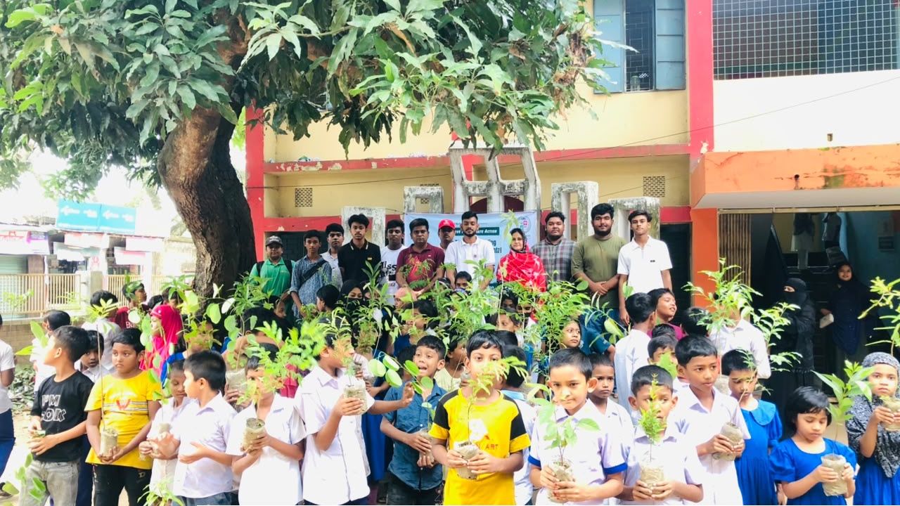 নাটোরে প্রাথমিক শিক্ষার্থীদের গাছের চারা উপহার দিলো এসআরআই ওয়েলফেয়ার ফাউন্ডেশন