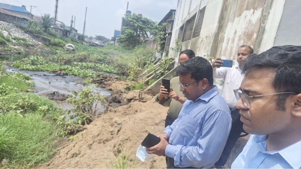 খাল দূষণ ও ভরাট করায় চাঁদপুরে ২ রাইস মিল মালিকের জরিমানা