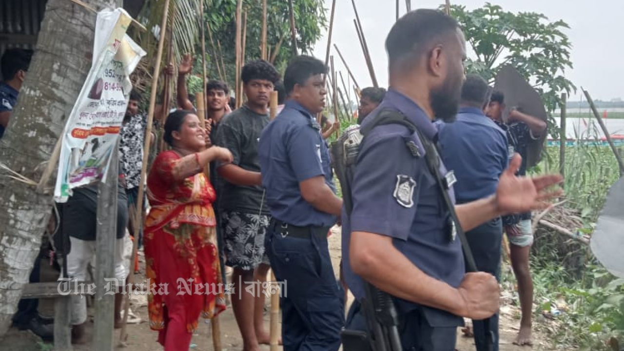কুমিল্লায় চর দখল নিয়ে তিতাস- মেঘনা দুই উপজেলা বাসীন্দাদের টেটাযুদ্ধ, লুটপাট-ভাঙচুর; আহত ৩৫