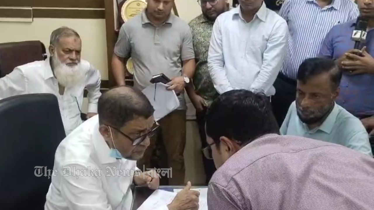 নোয়াখালী জেনারেল হাসপাতালে হঠাৎ স্বাস্থ্যমন্ত্রী, তত্ত্বাবধায়ক ক্লোজড