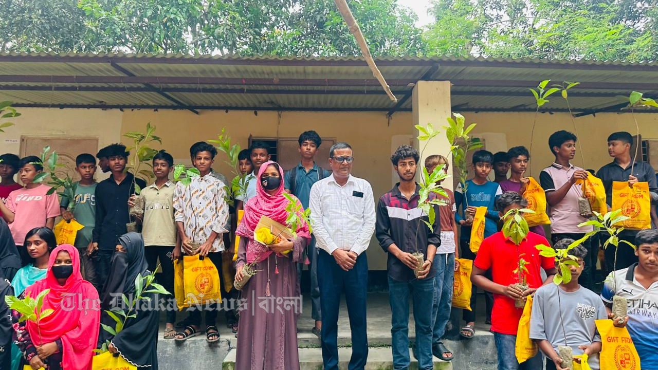 অধ্যক্ষের ব্যতিক্রমী উদ্যোগ, নিজ অর্থায়নে দেড়শত শিক্ষার্থীকে ইউনিফর্ম উপহার