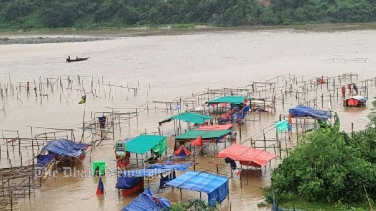 পাহাড়ি ঢলে ভাসল জাফলংয়ের শতাধিক দোকান, ব্যবসায়ীদের মাথায় হাত