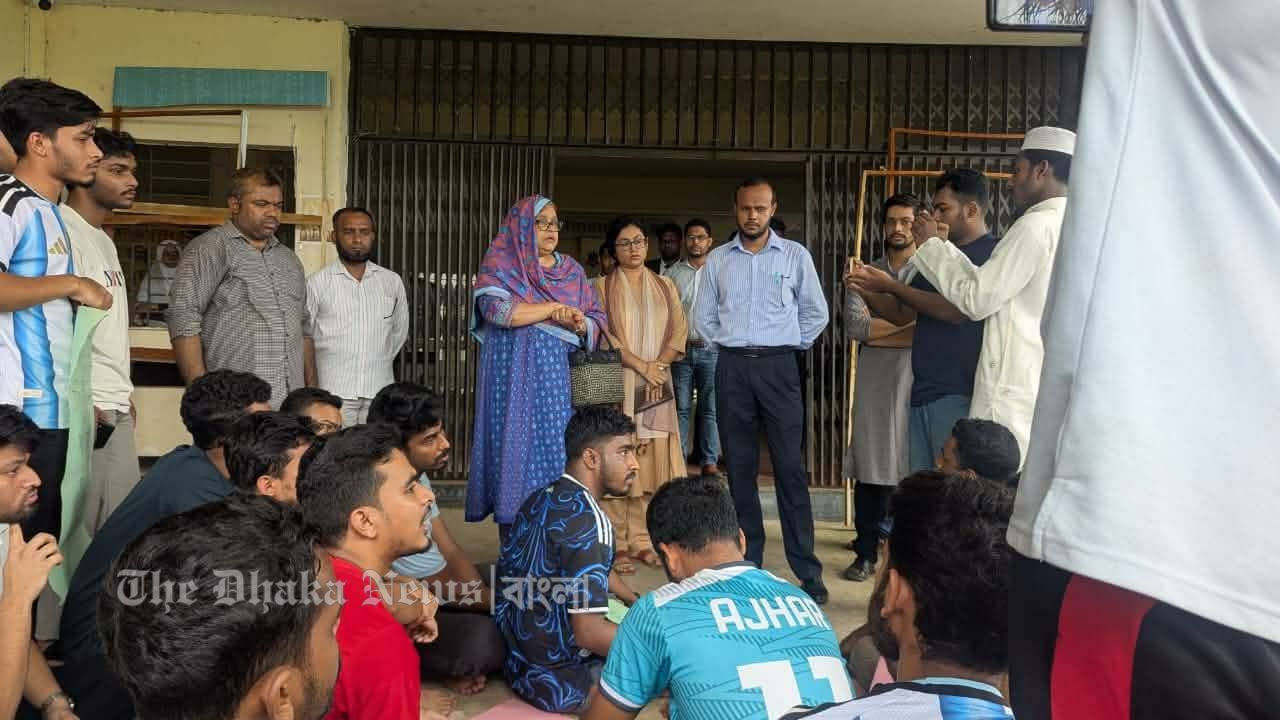 পরীক্ষা ও রেজাল্ট নিয়ে টাল-বাহানার জেরে কুবির আইন বিভাগের অফিস কক্ষে তালা