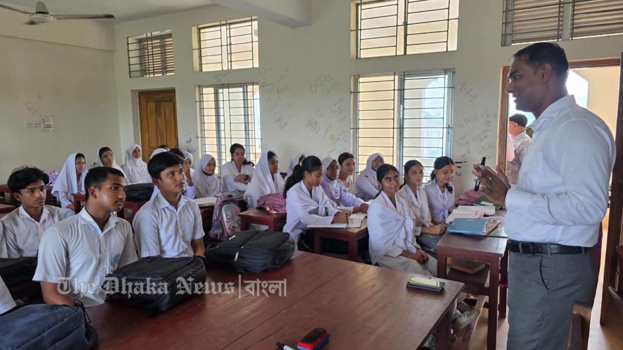 বিদ্যালয় পরিদর্শনে গিয়ে দশম শ্রেণির শিক্ষার্থীদের ক্লাস নিলেন ইউএনও