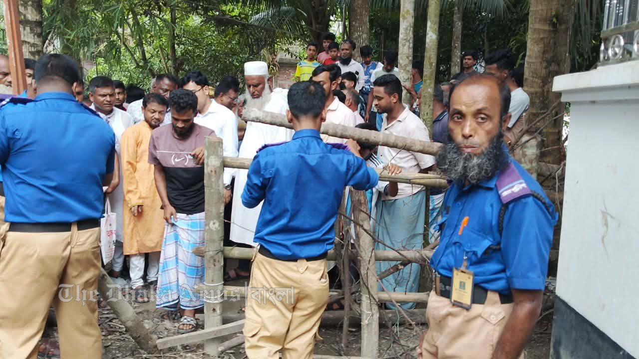 দীর্ঘ তিন মাস পর প্রশাসনের হস্তক্ষেপে খুলে দেওয়া হলো চলাচলের একমাত্র রাস্তা