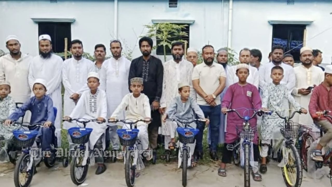 জামায়াতে নামাজ আদায় করায় সাইকেল পুরস্কার পেল ১৩ শিশু