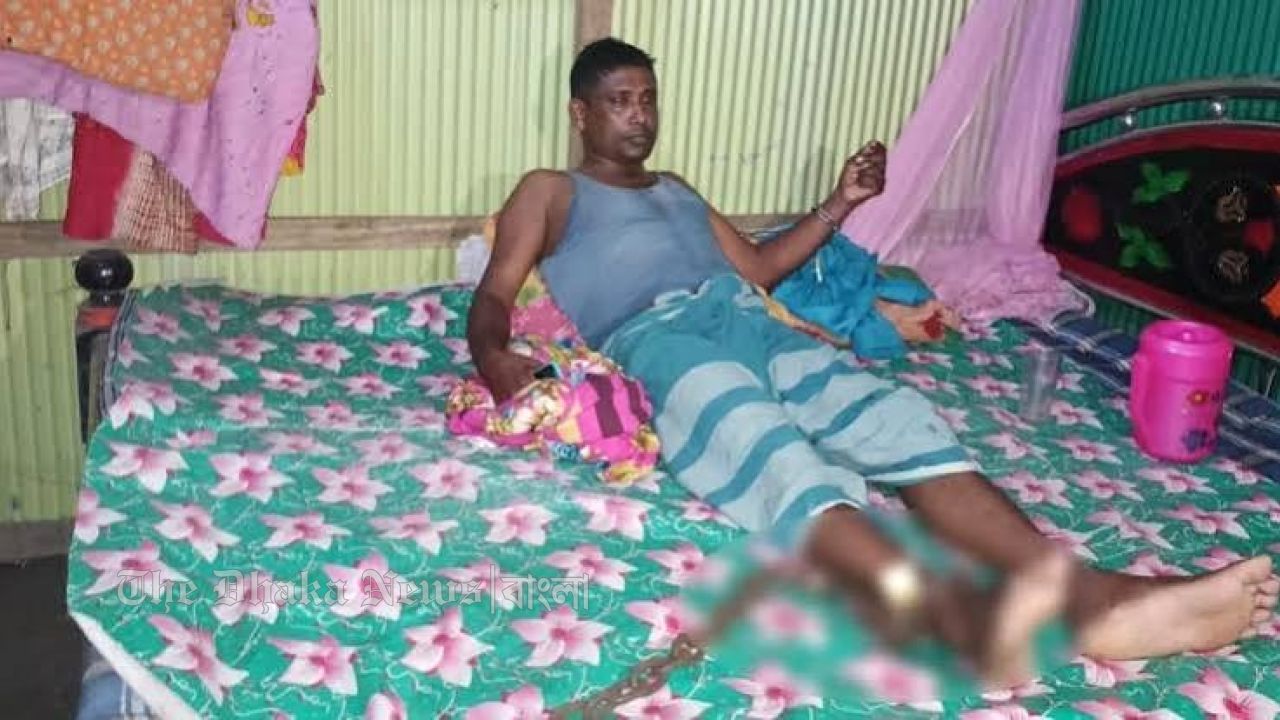 নোয়াখালীতে পাওনা টাকা আদায়ে অটোরিকশাচালককে শিকলে বেঁধে নির্যাতন