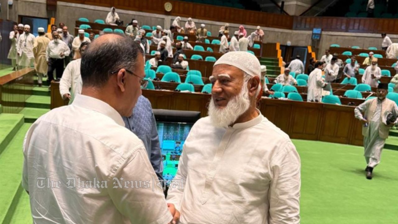 প্রধানমন্ত্রী ও বিরোধী দলীয় নেতার কুশল বিনিময়