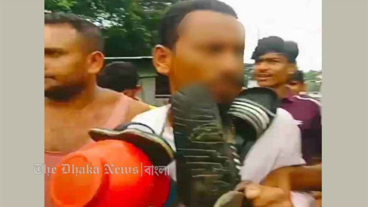 হাতিয়ায় শ্রেণি কক্ষে শিক্ষার্থীকে যৌন হয়রানি, শিক্ষকের গলায় জুতার মালা