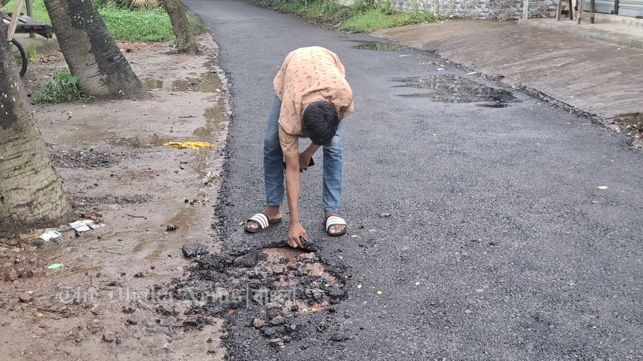 হাতের টানেই উঠে যাচ্ছে সড়কের পিচ ঢালাই