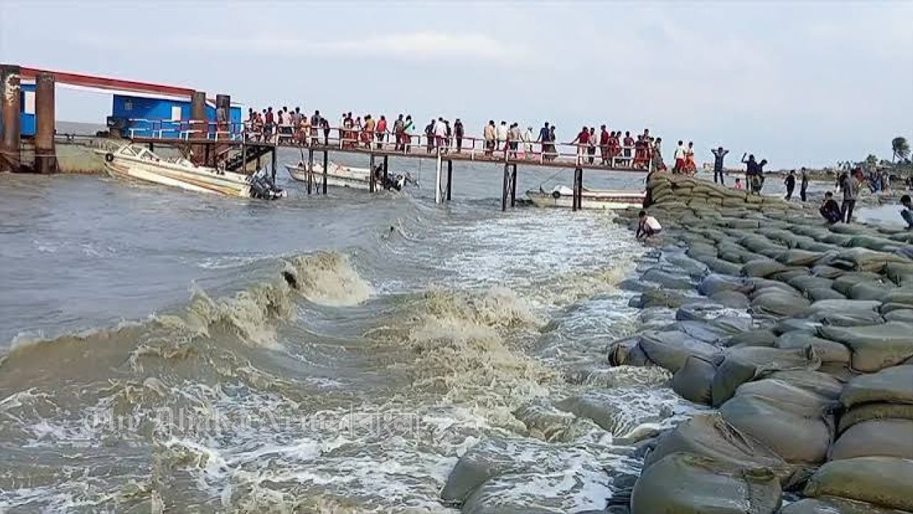 হাতিয়ার সঙ্গে সারা দেশের নৌ চলাচল বন্ধ, ভোগান্তিতে যাত্রীরা