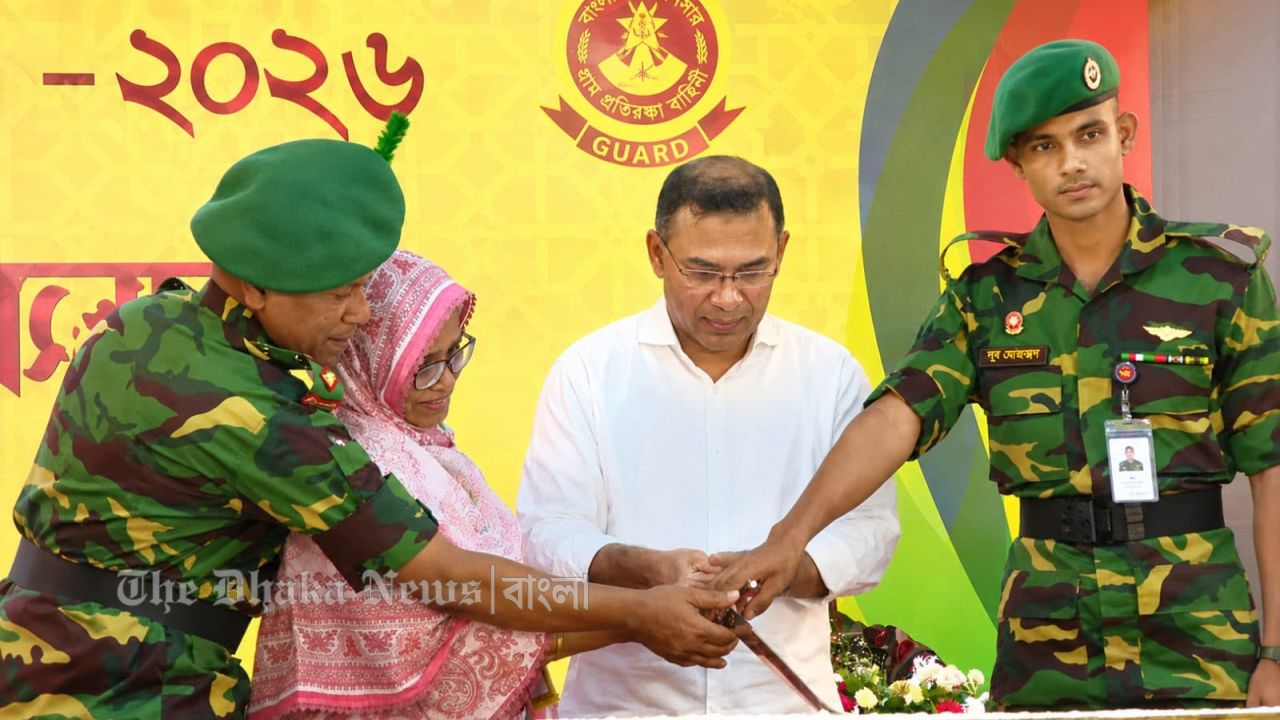 প্রধানমন্ত্রীর সঙ্গে কেক কাটলেন শহীদ জিয়ার বডিগার্ড শহীদ নায়েক তাহেরের স্ত্রী