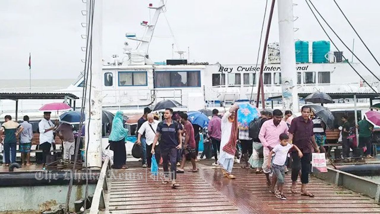 হাতিয়ায় ৪ দিন ধরে বন্ধ ফেরি চলাচল, বৃষ্টিতে দুর্ভোগে বাসিন্দারা