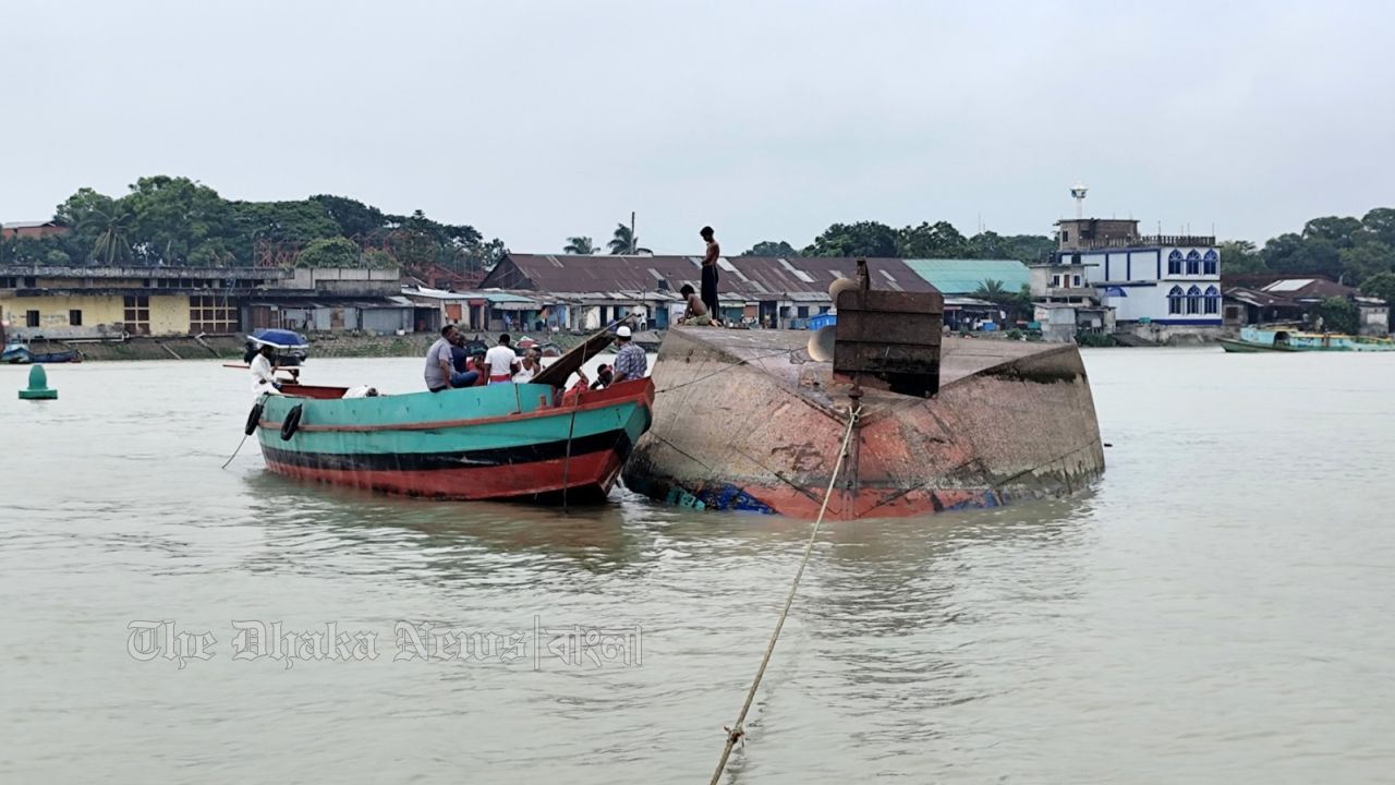 মেঘনার ঘূর্ণিস্রোতে চাঁদপুরে কার্গোডুবি, ৫ হাজার বস্তা ধান-চাল পানিতে