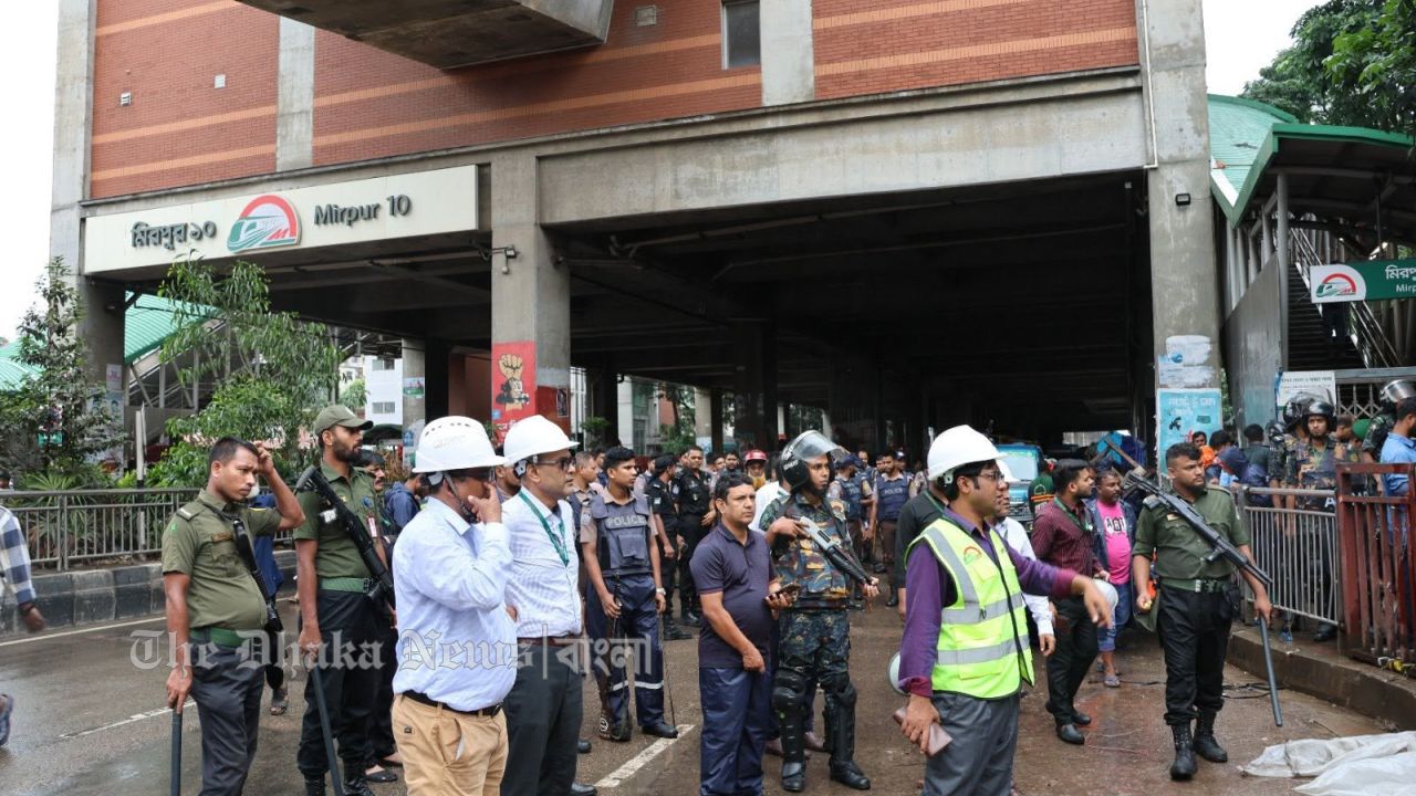 মিরপুর ১০ মেট্রো স্টেশনের নিচে অবৈধ স্থাপনা উচ্ছেদ