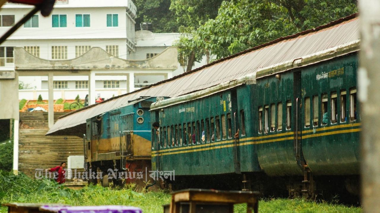 টানা বর্ষণ ও জলাবদ্ধতায় আজও বন্ধ চবির শাটল ট্রেন 