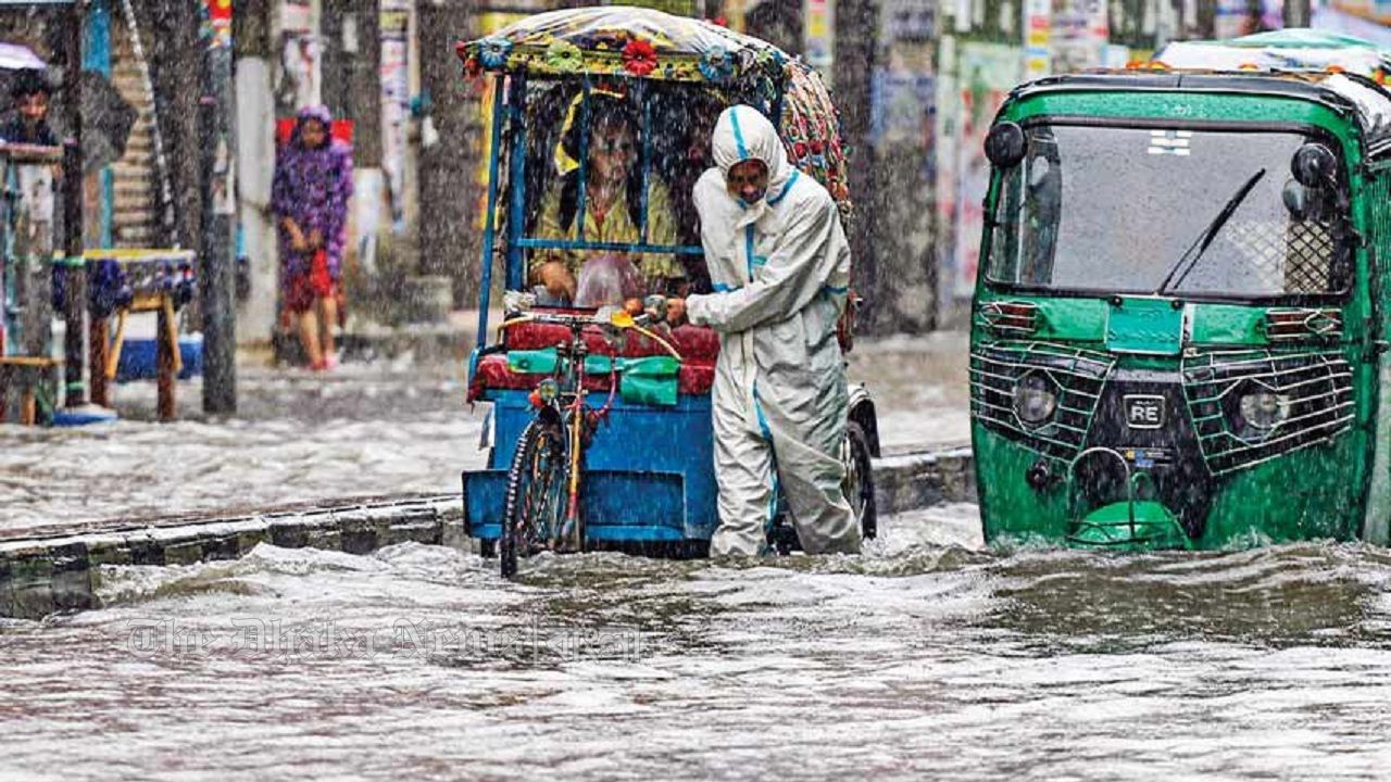 ভারী বৃষ্টিতে তলিয়ে গেল রাজধানীর সড়ক-অলিগলি