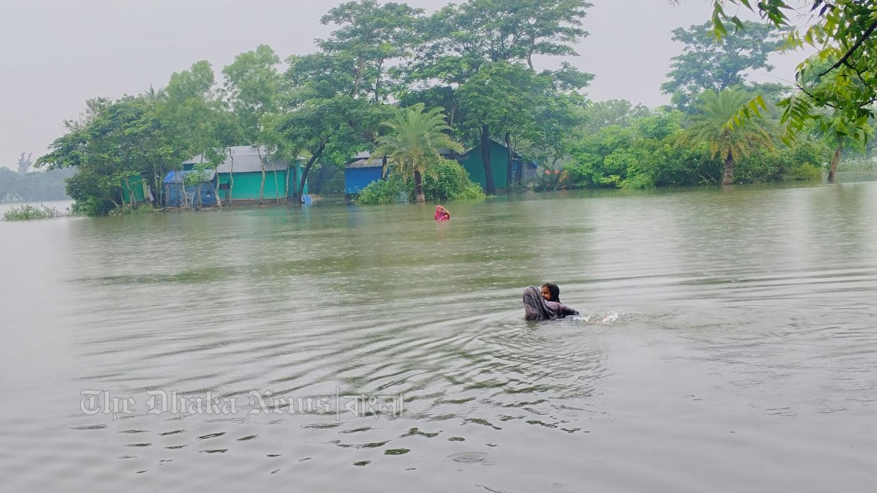 হাতিয়ায় এখনো পানিতে তলিয়ে আছে ৮০ টি গ্রাম, দুর্ভোগে দ্বীপের বাসিন্দারা
