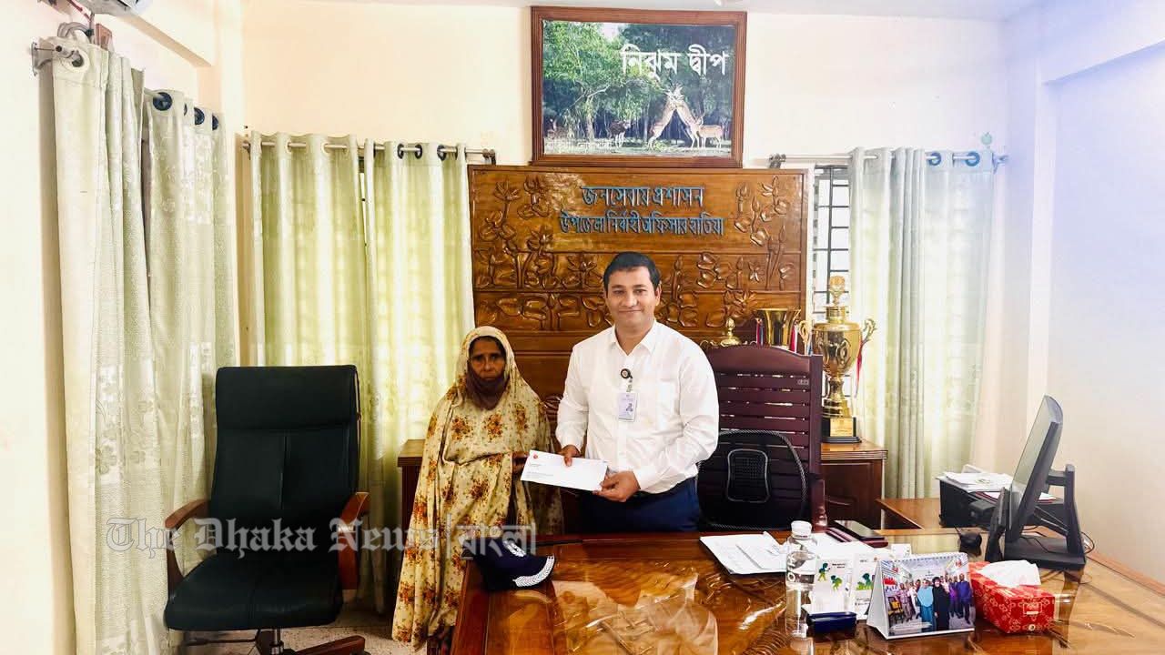 বিধবার ভাতার টাকা নিয়ে গেলেন প্রতারক চক্র, নিজ উদ্যোগে ফেরত দিলেন ইউএনও