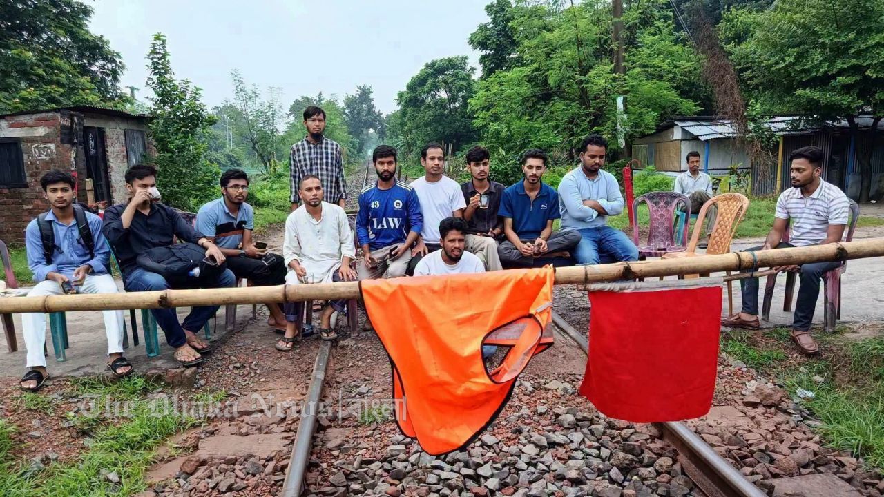  পদ্মা এক্সপ্রেসে শিক্ষার্থীকে মারধরের অভিযোগ, টিটিইর শাস্তির দাবিতে রাজশাহীর সঙ্গে রেল যোগাযোগ বন্ধ