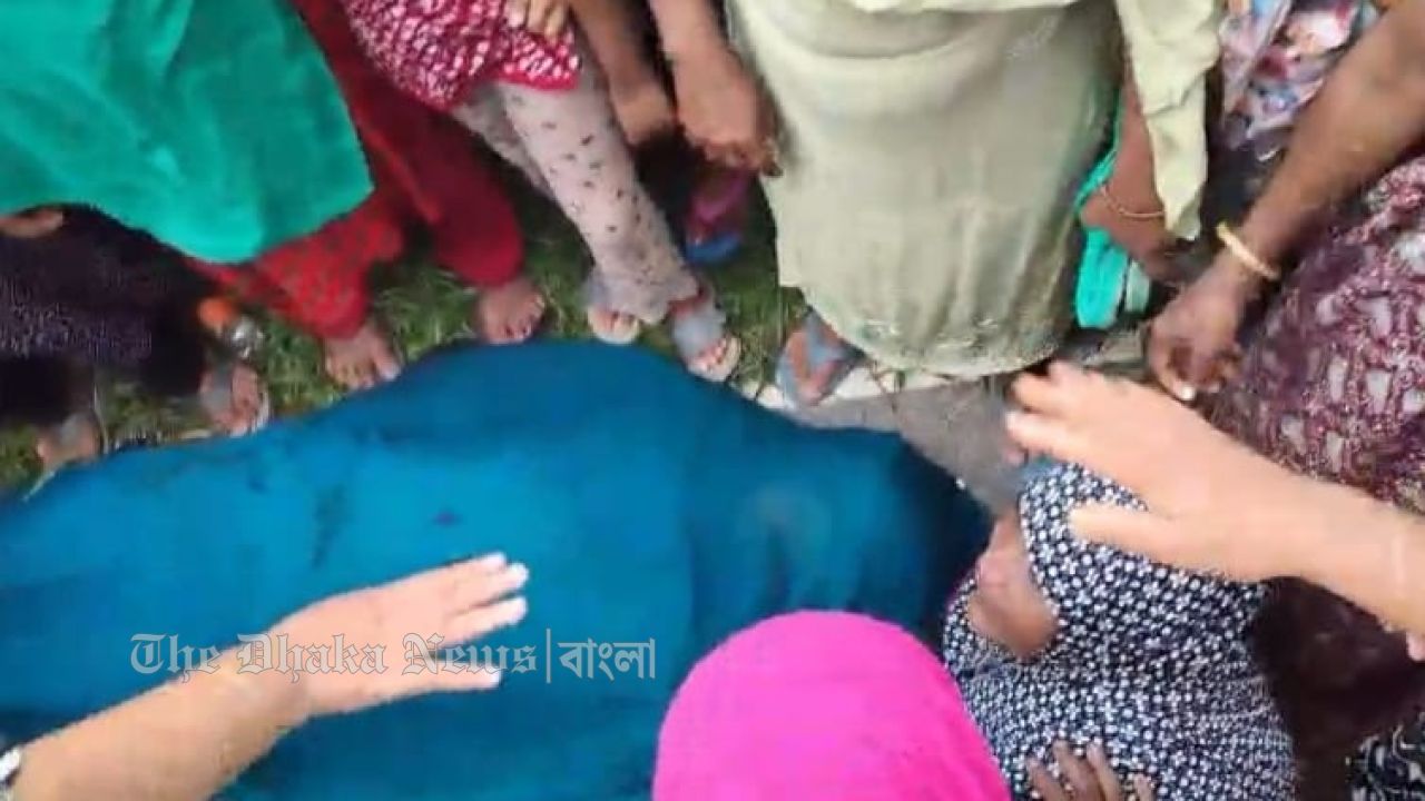 দিল্লিতে বিরোধীদলীয় নেতা রাহুল গান্ধী আটক