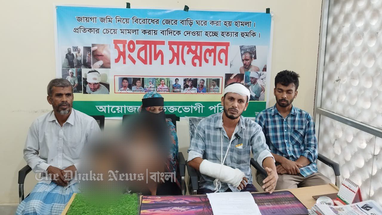 গলায় রশি বেঁধে টেনে নেওয়া হয়, করা হয় বস্তা বন্দী নিরাপত্তা চেয়ে কৃষকের সংবাদ সম্মেলন