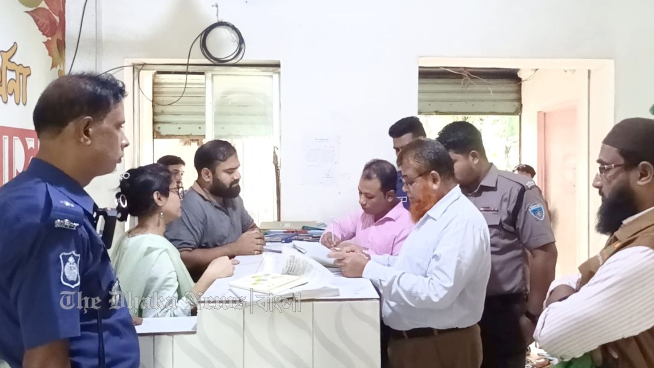 দিল্লিতে বিরোধীদলীয় নেতা রাহুল গান্ধী আটক