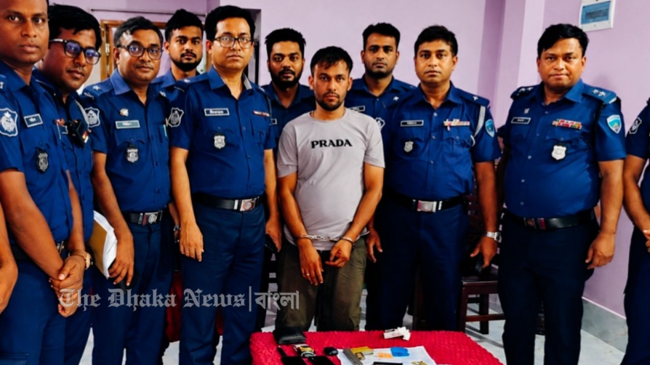 নোয়াখালীতে প্রবাসীর স্ত্রীকে পিপ্তল ঠেকিয়ে চাঁদাবাজি, গ্রেপ্তার-১