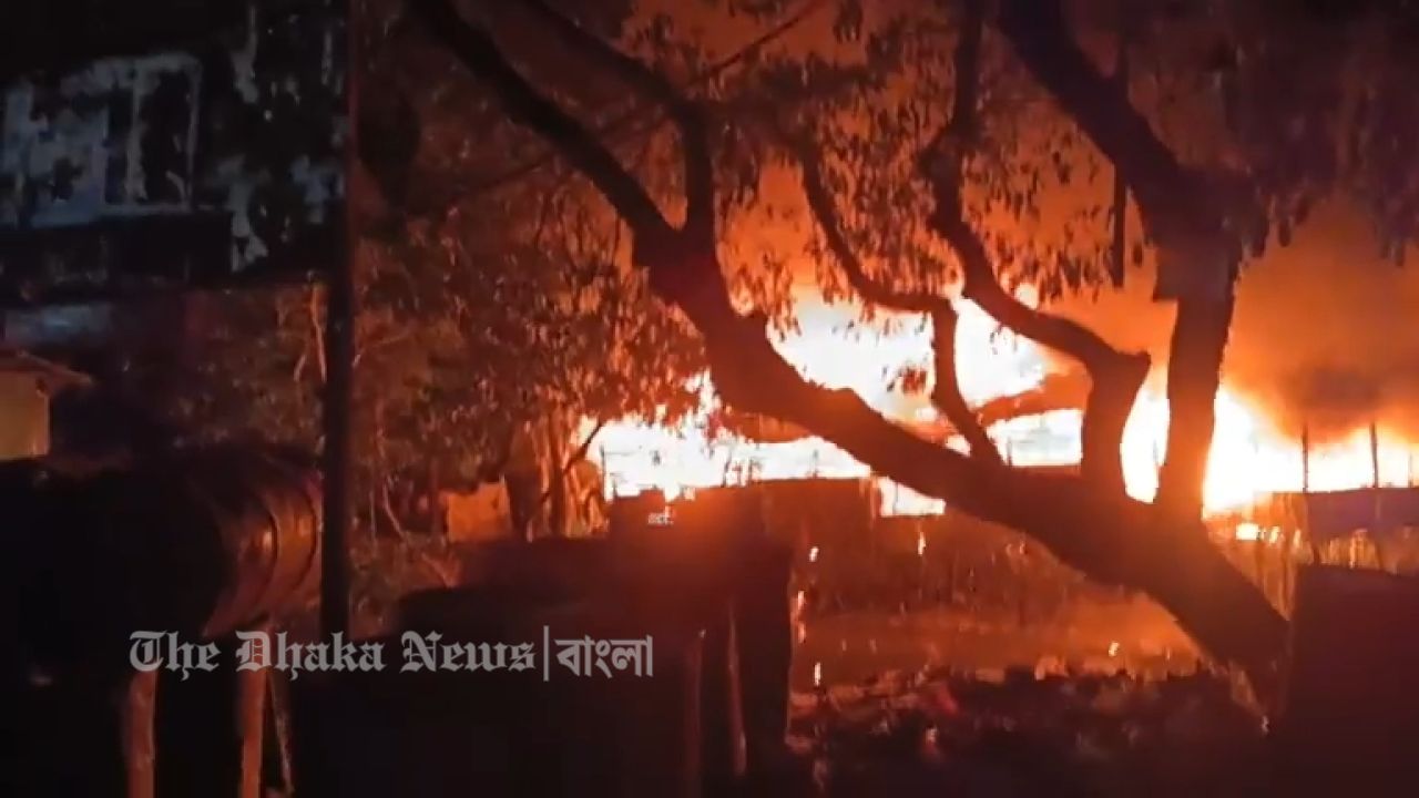 হাতিয়ায় সিলিন্ডার বিস্ফোরণে পুড়ল ৫ দোকান, ক্ষয়ক্ষতি প্রায় ৮০ লাখ টাকা