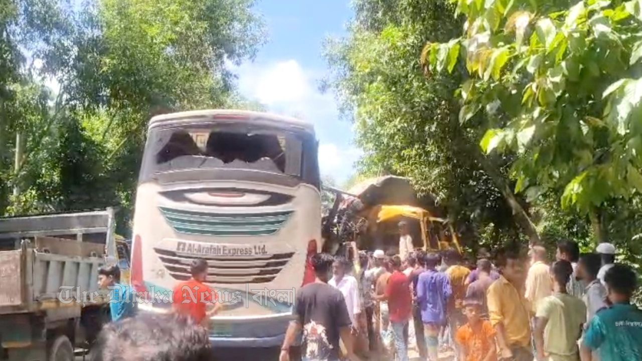 চাঁদপুরের শাহরাস্তিতে ট্রাক-বাস সংঘর্ষে নিহত ৩