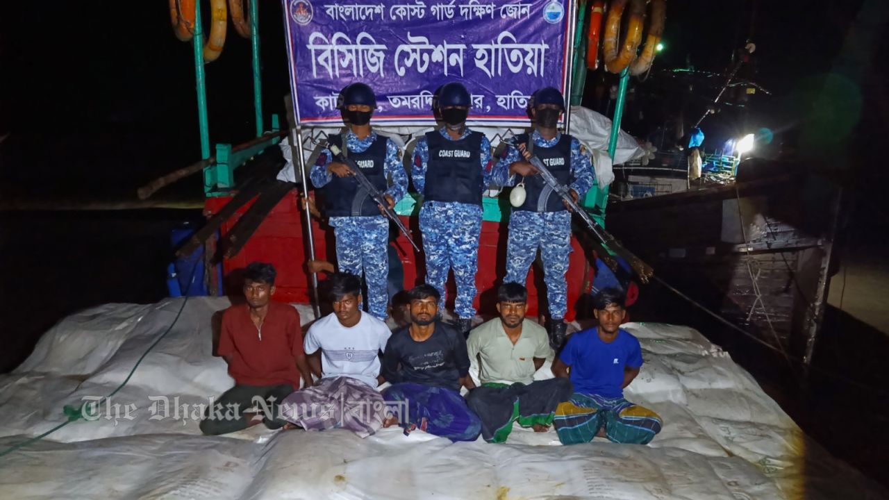 ৭৬০ বস্তা সারসহ পাঁচ পাচারকারী আটক