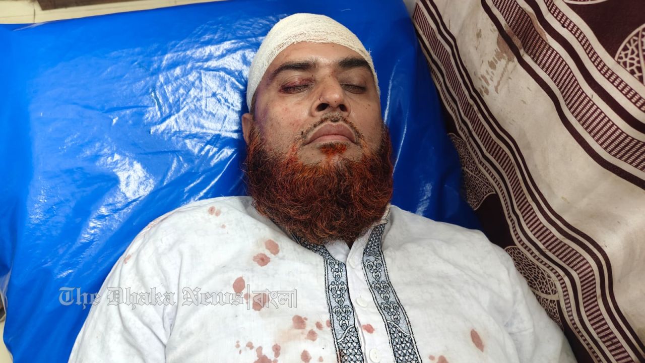 নোয়াখালীতে হোটেল ম্যানেজারকে কুপিয়ে জখম, ৫ লাখ টাকা লুট
