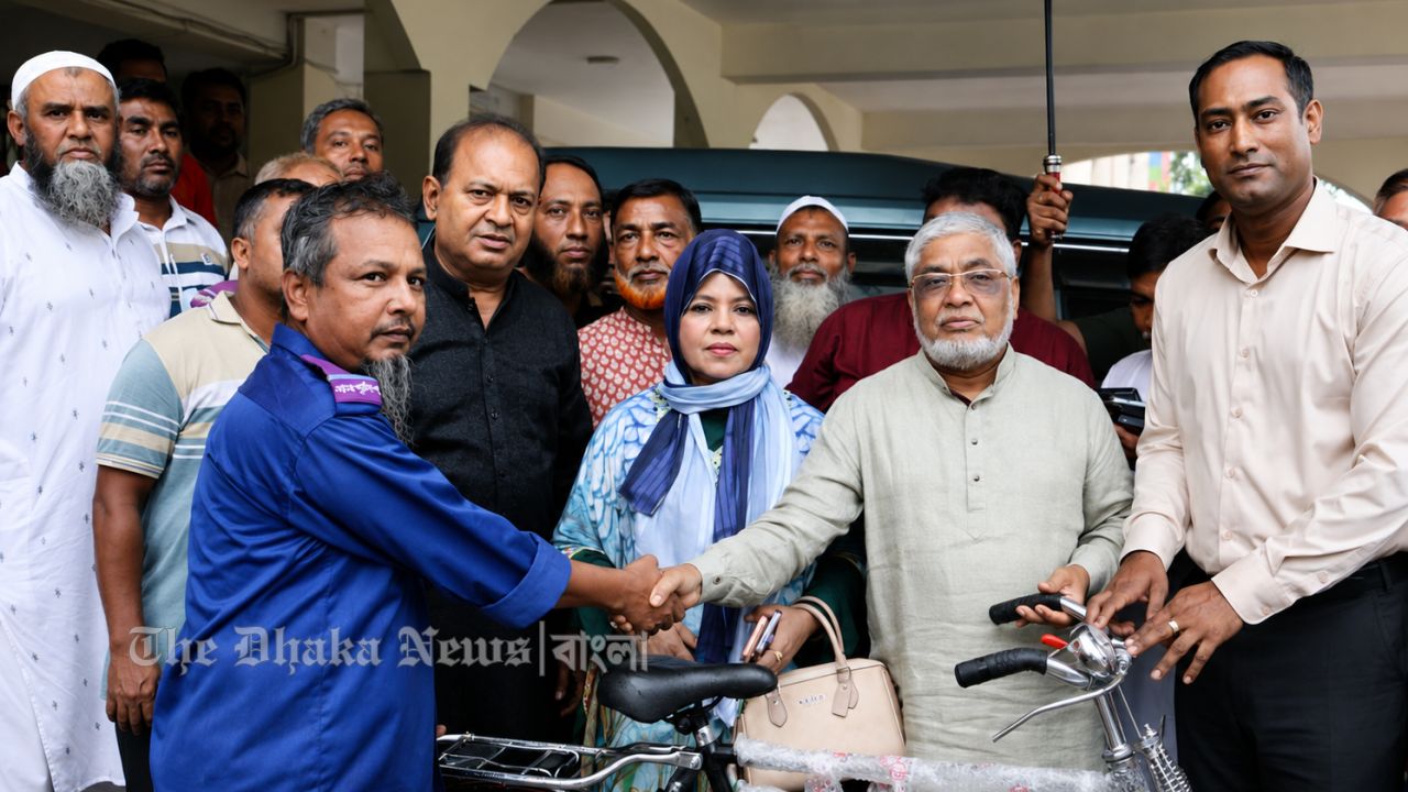 গ্রাম পুলিশদের মাঝে সাইকেল বিতরণ উদ্বোধন করেন: বরকত উল্লাহ বুলু