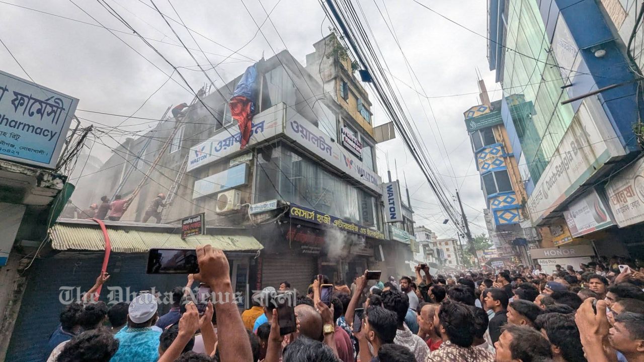 নোয়াখালীতে মার্কেটে অগ্নিকান্ড কোটি টাকার ক্ষয়ক্ষতি, ৯ দোকান ক্ষতিগ্রস্থ