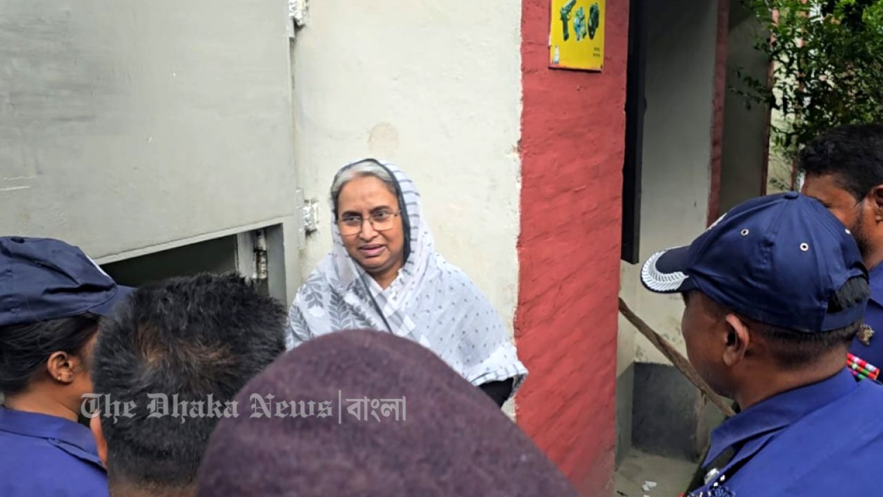 স্বামীর দাফন শেষে মুন্সিগঞ্জ কারাগারে ফিরেছেন দীপু মনি