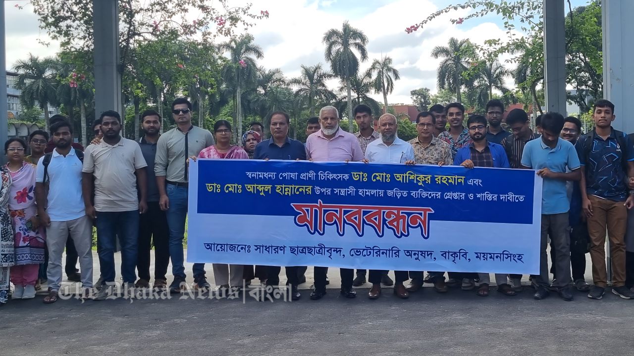 স্ত্রীকে সঙ্গে নিয়ে পবিত্র ওমরাহ পালন করলেন আসিফ মাহমুদ