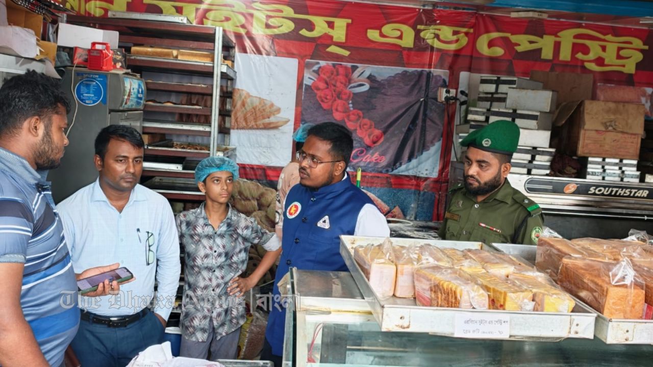 বিএসটিআইয়ের মান সনদ ছাড়াই খাদ্যপণ্য বিক্রির দায়ে চাঁদপুরে ২ বেকারির অর্থদন্ড