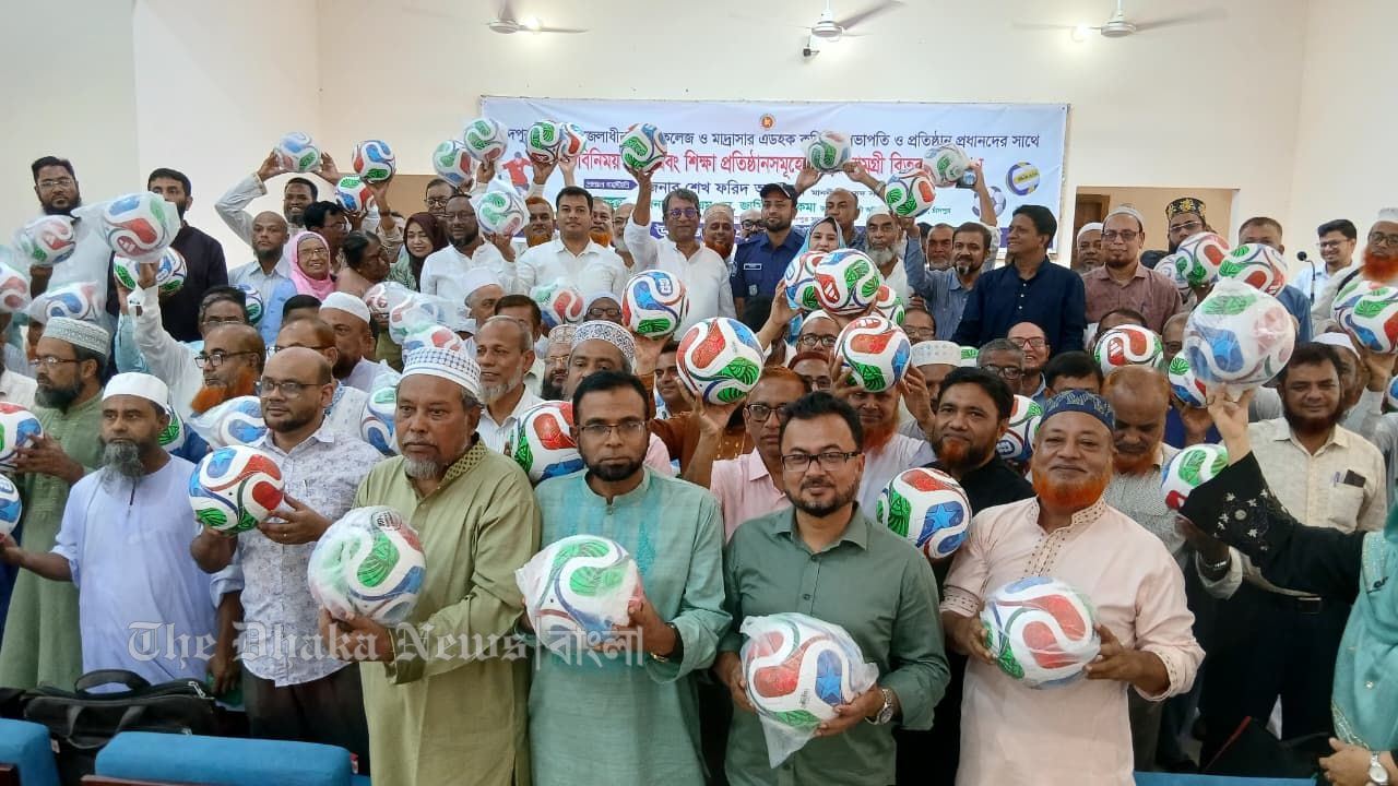 শিক্ষা প্রতিষ্ঠানের সভাপতি ও প্রধান শিক্ষকদের সাথে চাঁদপুর ৩ আসনের এমপির মতবিনিময় ও ক্রীড়া সামগ্রী বিতরণ