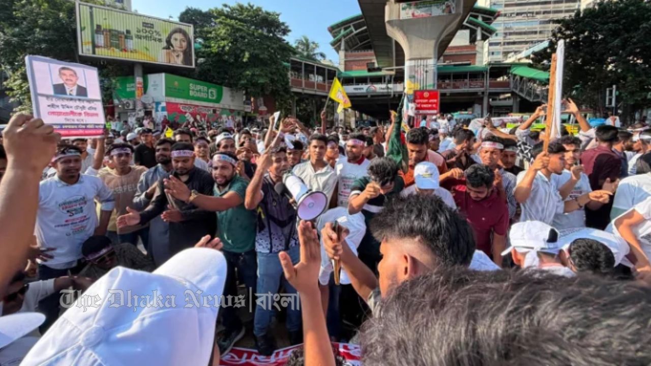 নোয়াখালী বিভাগ করার দাবিতে শাহবাগে অবরোধ