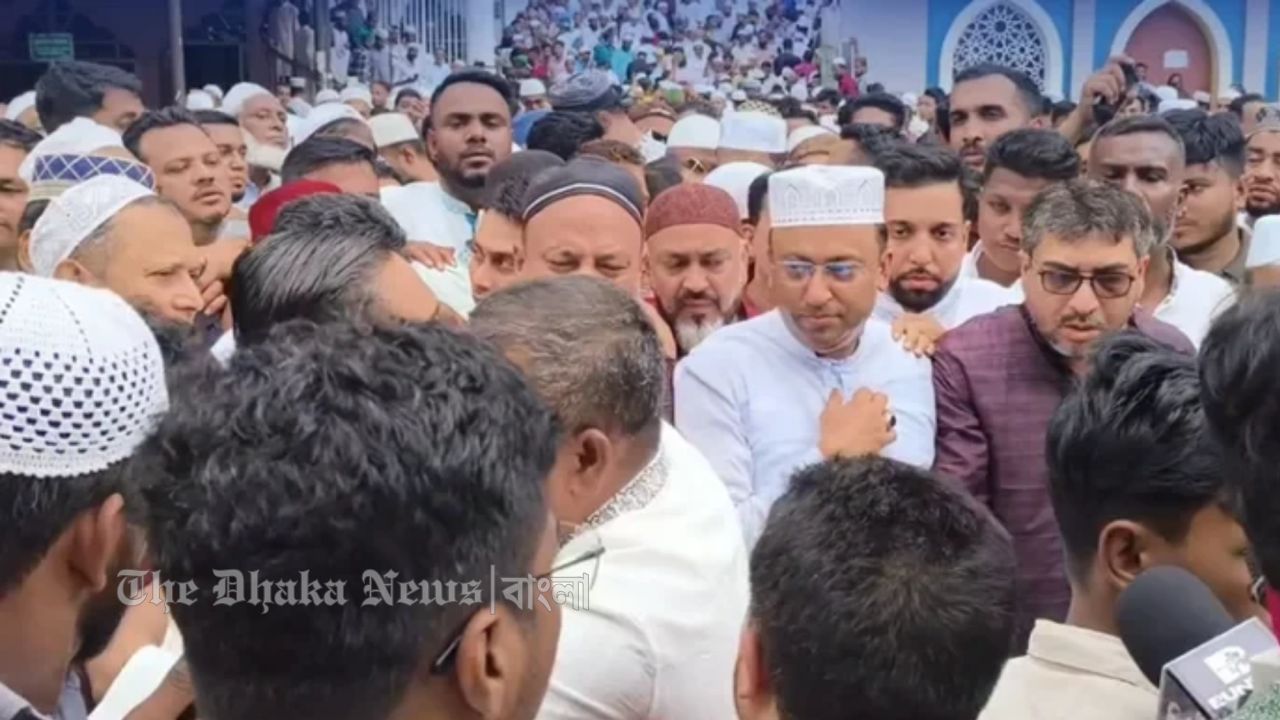 শাহজালাল মাজারে পররাষ্ট্র প্রতিমন্ত্রীর বক্তব্য নিতে গিয়ে হেনস্তার শিকার সাংবাদিকরা   