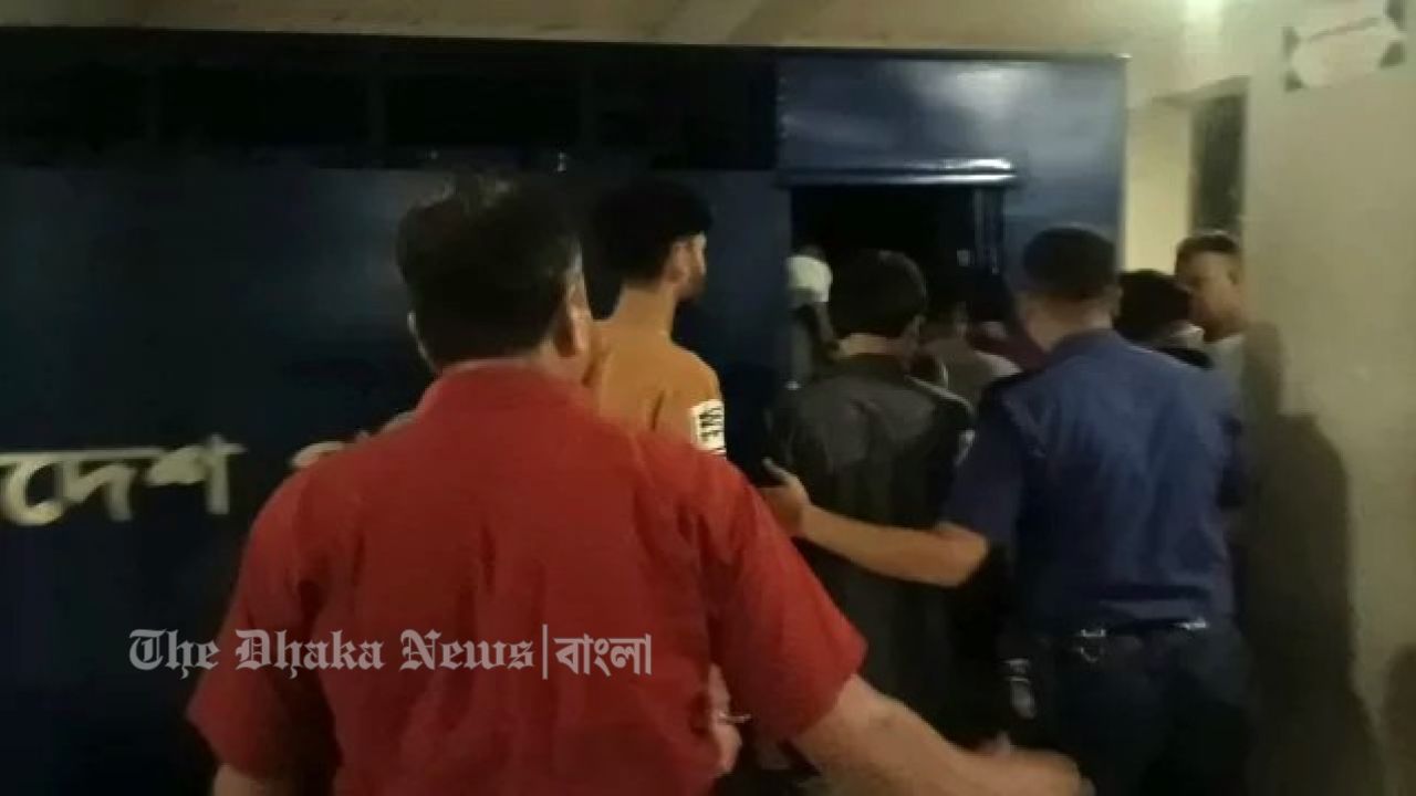 নোয়াখালীতে ভরা মৌসুমেও ইলিশের সংকট, চড়া দামে বিক্রি