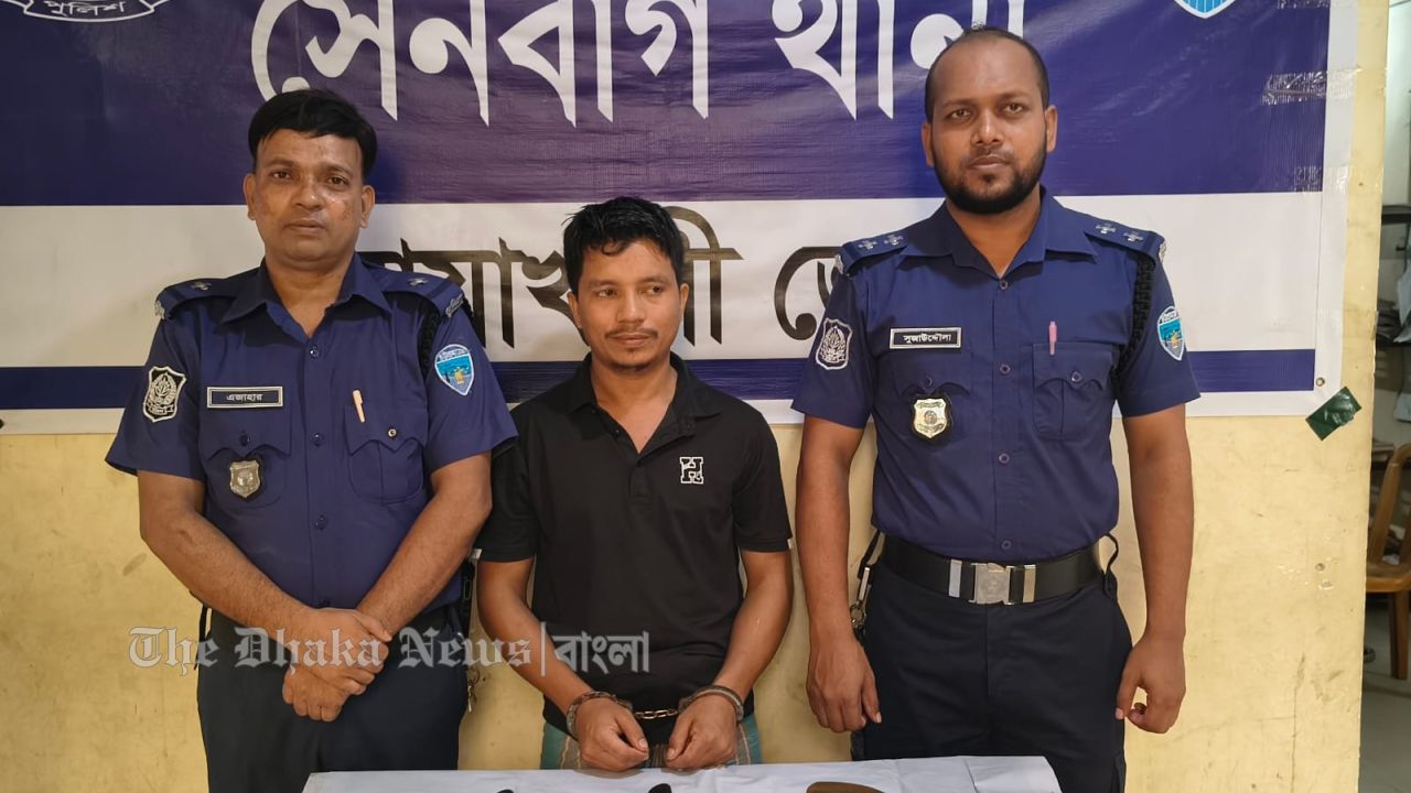 তোষকের নিচে পাইপগান-কার্তুজ, যুবক গ্রেপ্তার