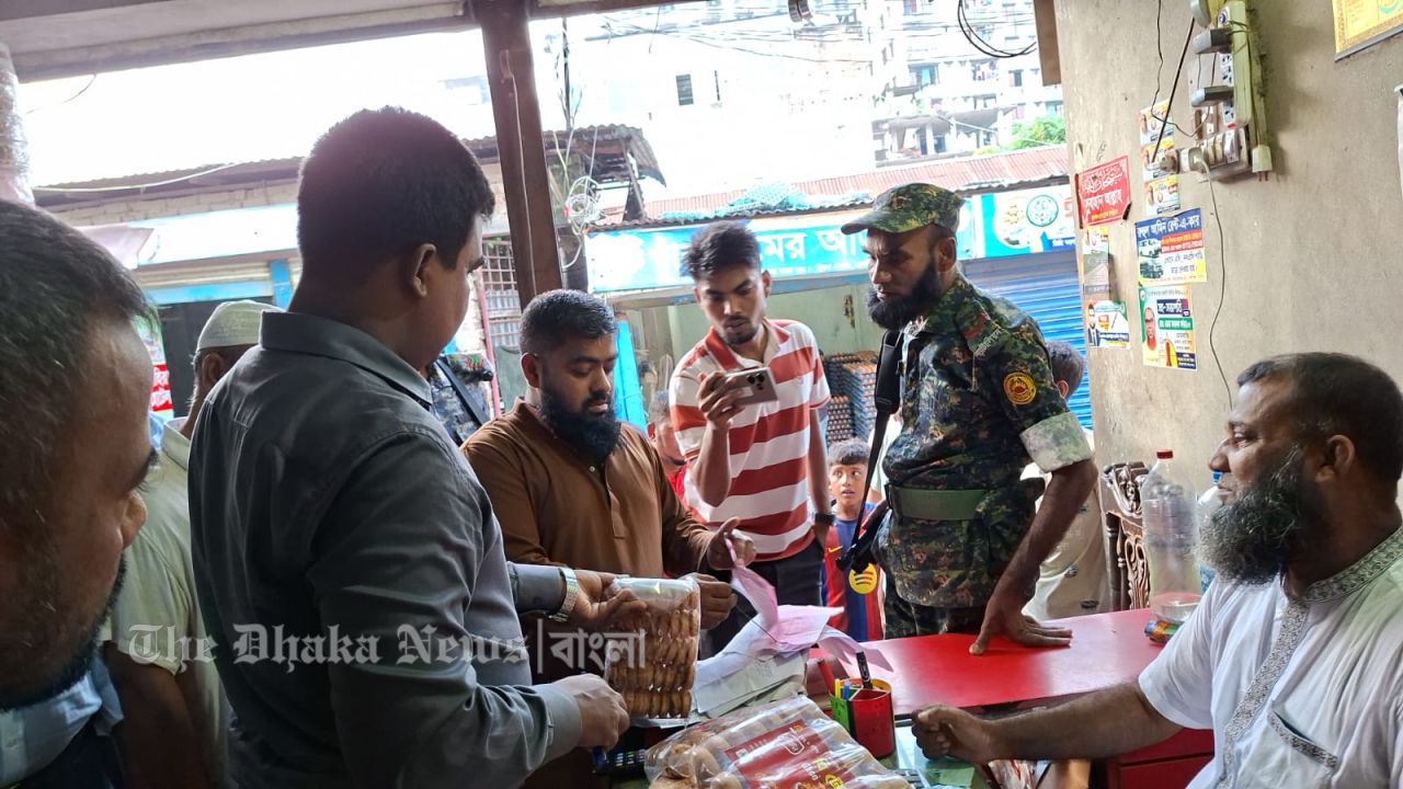 মেয়াদ-উৎপাদনের তারিখবিহীন খাদ্য বিক্রি করায় হাজীগঞ্জে ৪ প্রতিষ্ঠানকে জরিমানা